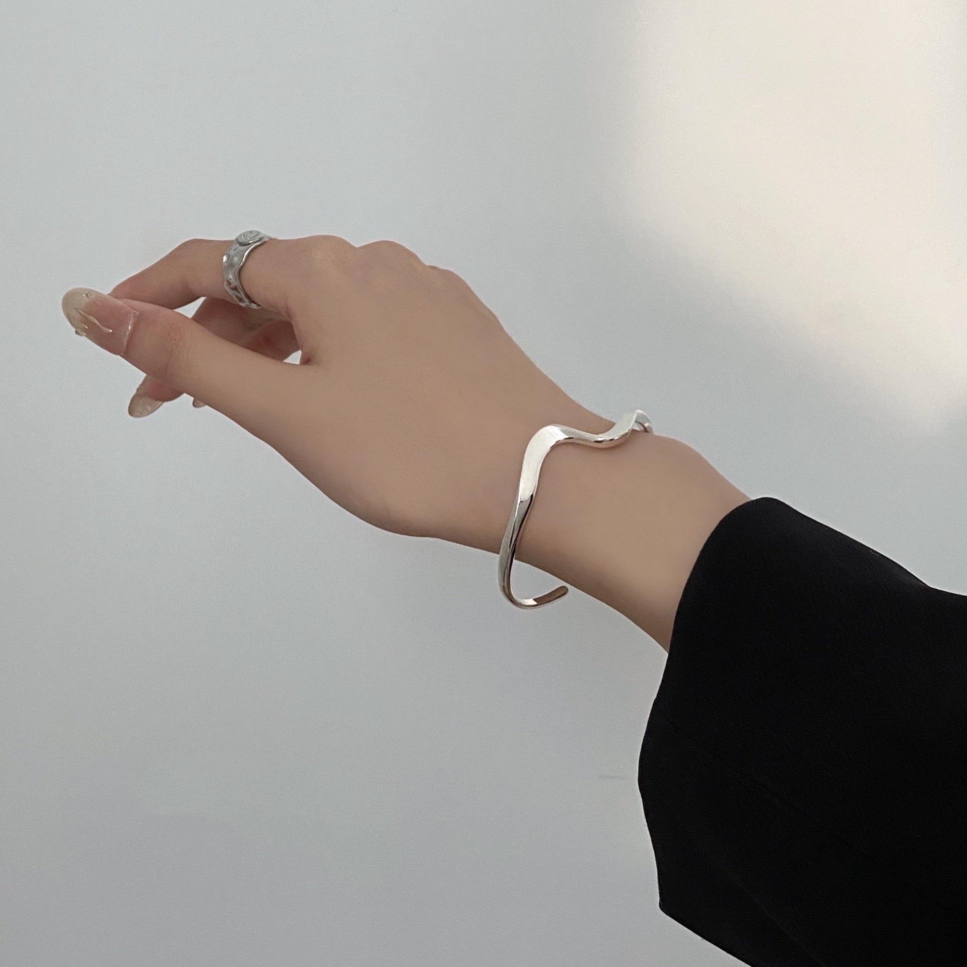 Stylish Women s Mobius Bracelet - Versatile, Trendy Instagram-Inspired Jewelry
