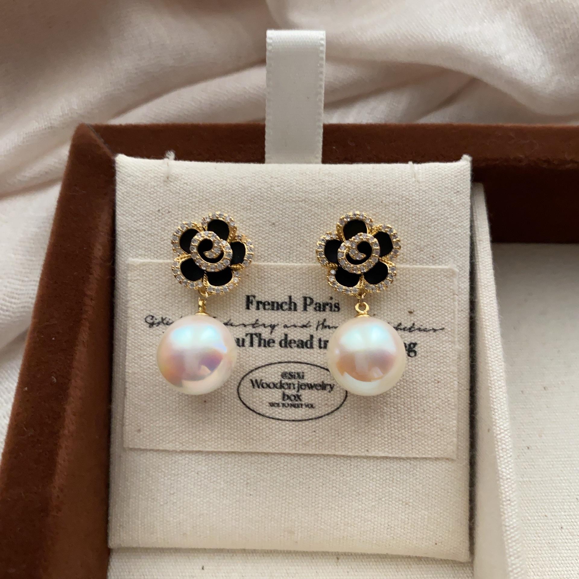 Three-dimensional camellia pearl flower stud earrings, high-end niche design, simple and generous light luxury natural earrings