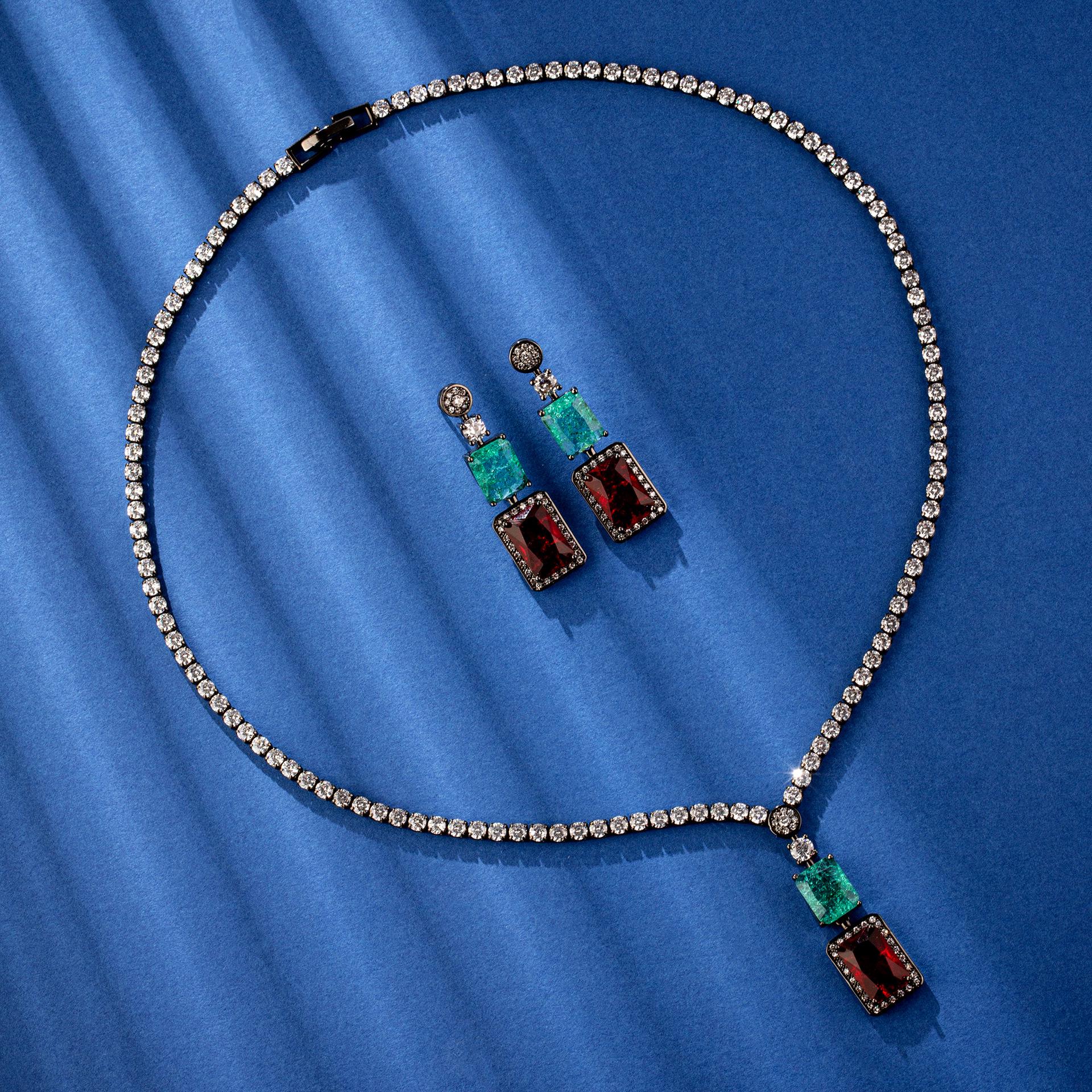 

Изумрудное свадебное колье и серьги: Высококлассный, роскошный комплект-двойка для женщин