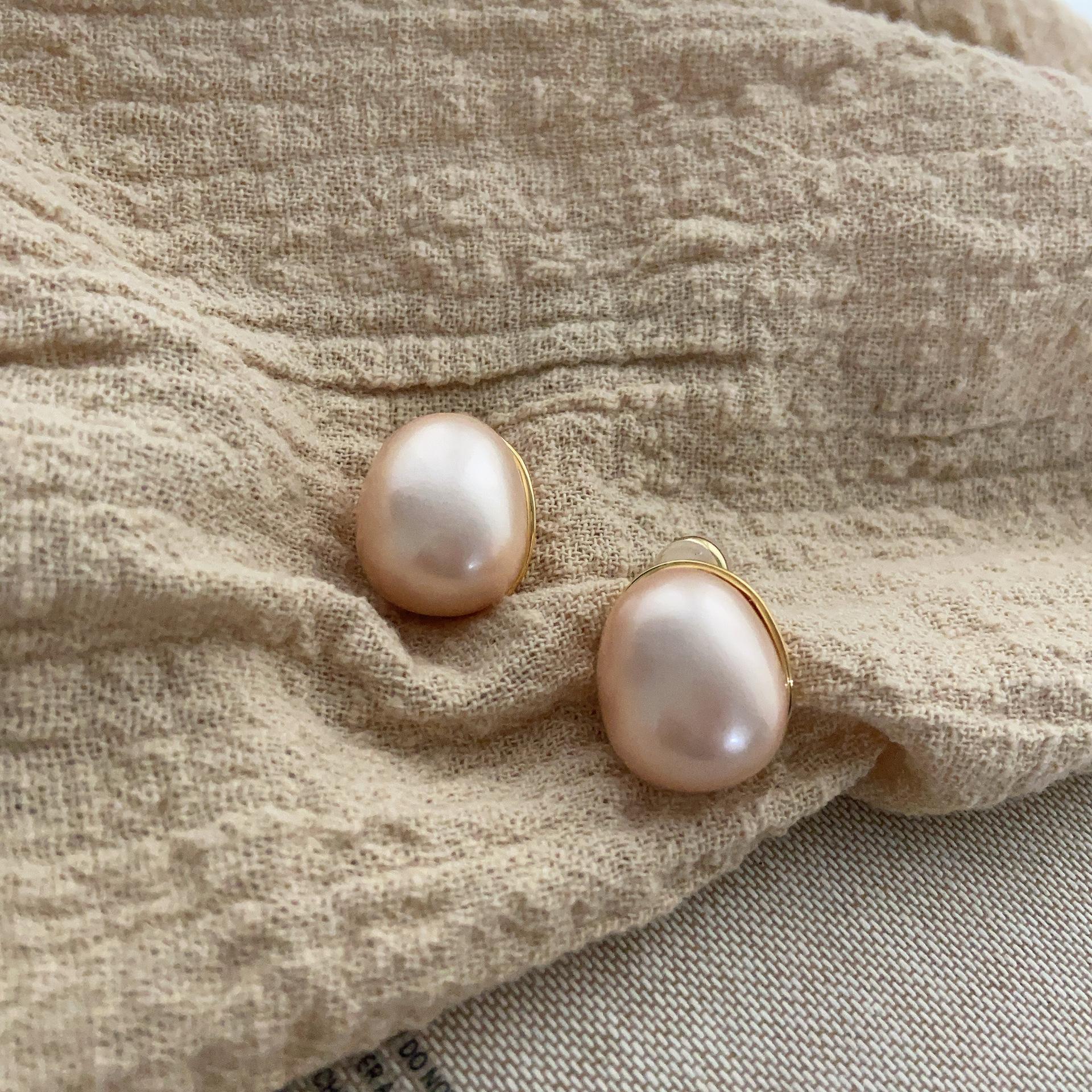 

Small, sweet and simple pearl small ear buckle temperament design simple and unique earrings