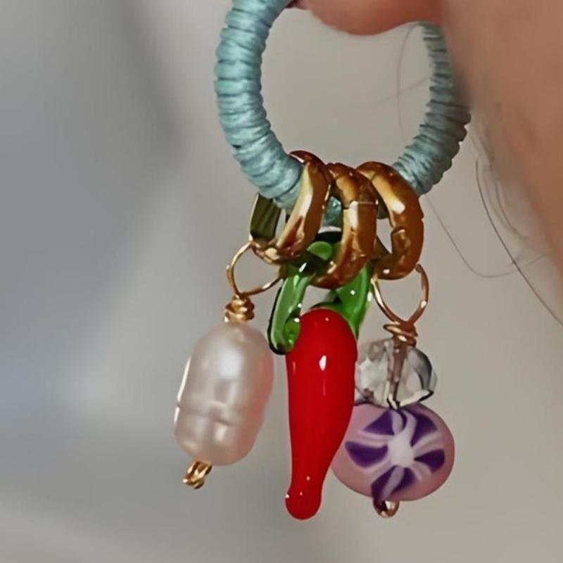 Eleganckie Kolczyki wiszące w kształcie papryczek chili ze stopu w kolorze złotym, zapewniające długotrwałe noszenie
