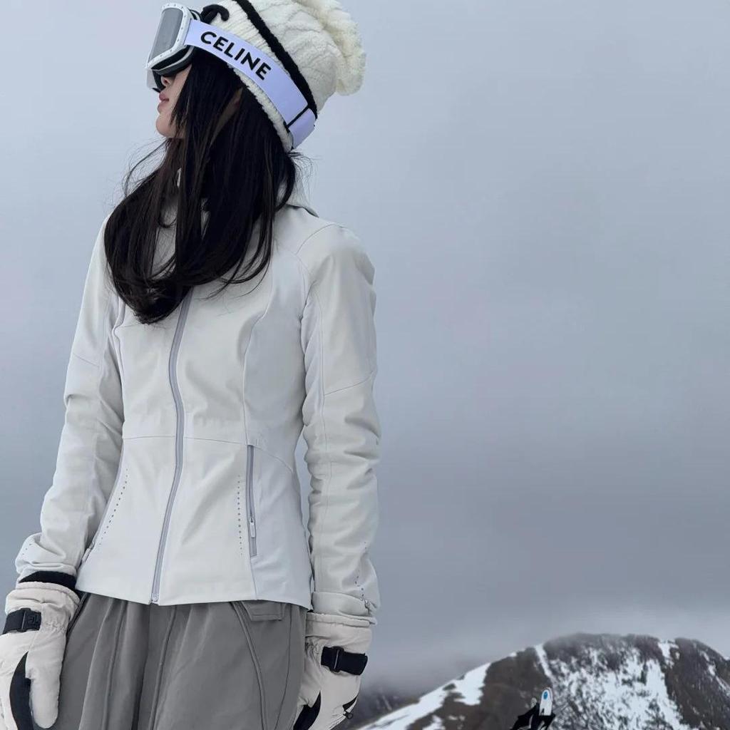 Women's Slim Fit Hooded Softshell Windbreaker Jacket for Hiking and Outdoor Activities