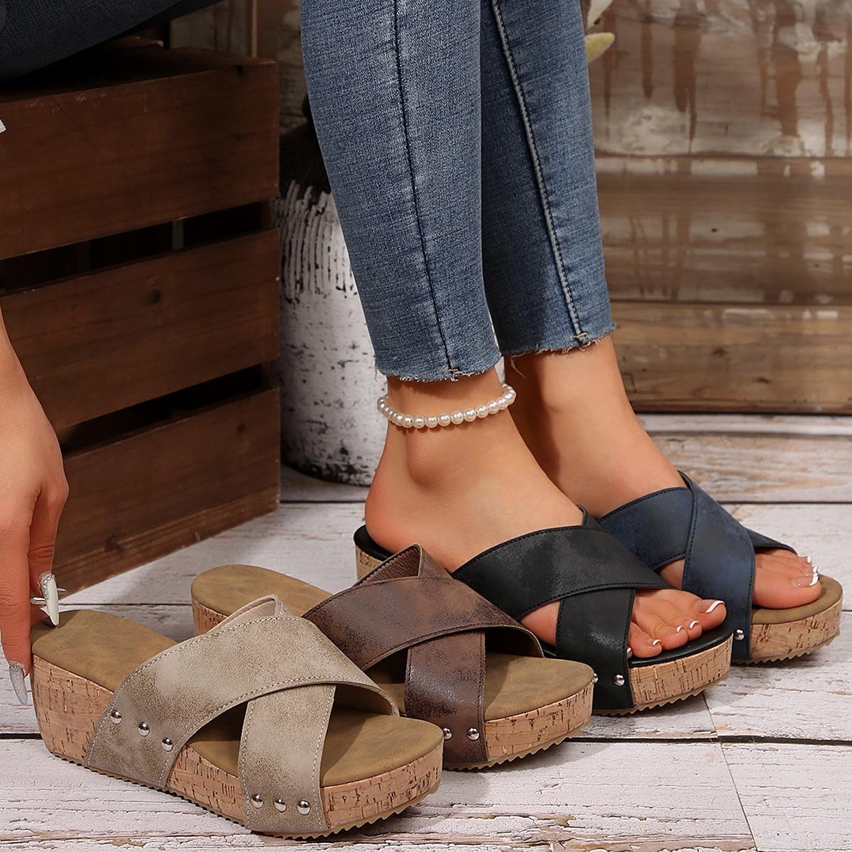 

Women s Summer Thick-soled Riveted Flip-flops with Sloping Heels and Cross Straps 43 темно-коричневого кольору
