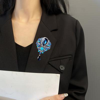 Elegante spilla a forma di goccia d'acqua con strass brillanti e finti cristalli intarsiati, spilla per matrimonio, regalo di gioielli