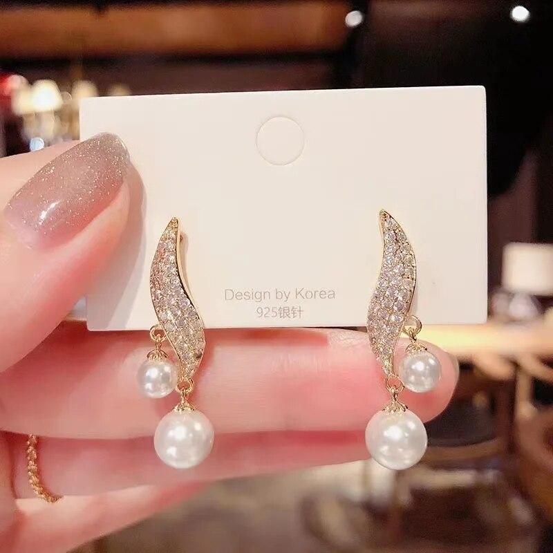 

Новые корейские женские висячие серьги с искусственным жемчугом, подвески, элегантные свадебные украшения для ушей для дам, подвесные серьги с блестящими кристаллами