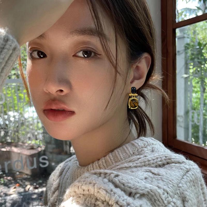 Boucles d'oreilles clous géométriques carrées style Hong Kong 2023 œil de tigre français et agate noire