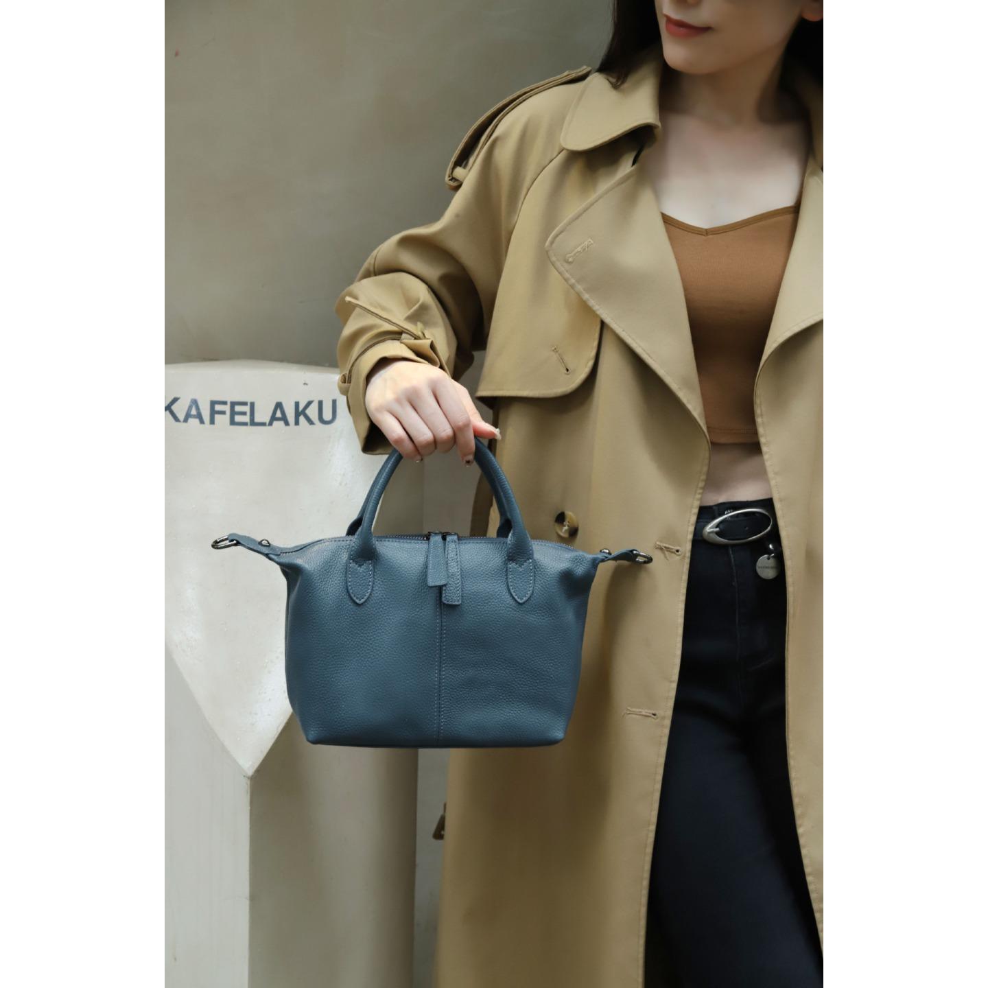 

Ladies Boston Bag Genuine Leather Women s 2025 New Large Capacity Soft Casual Commuting Crossbody Tote Length 22, Bottom Width 11, Height 18cm джинсовий синього кольору