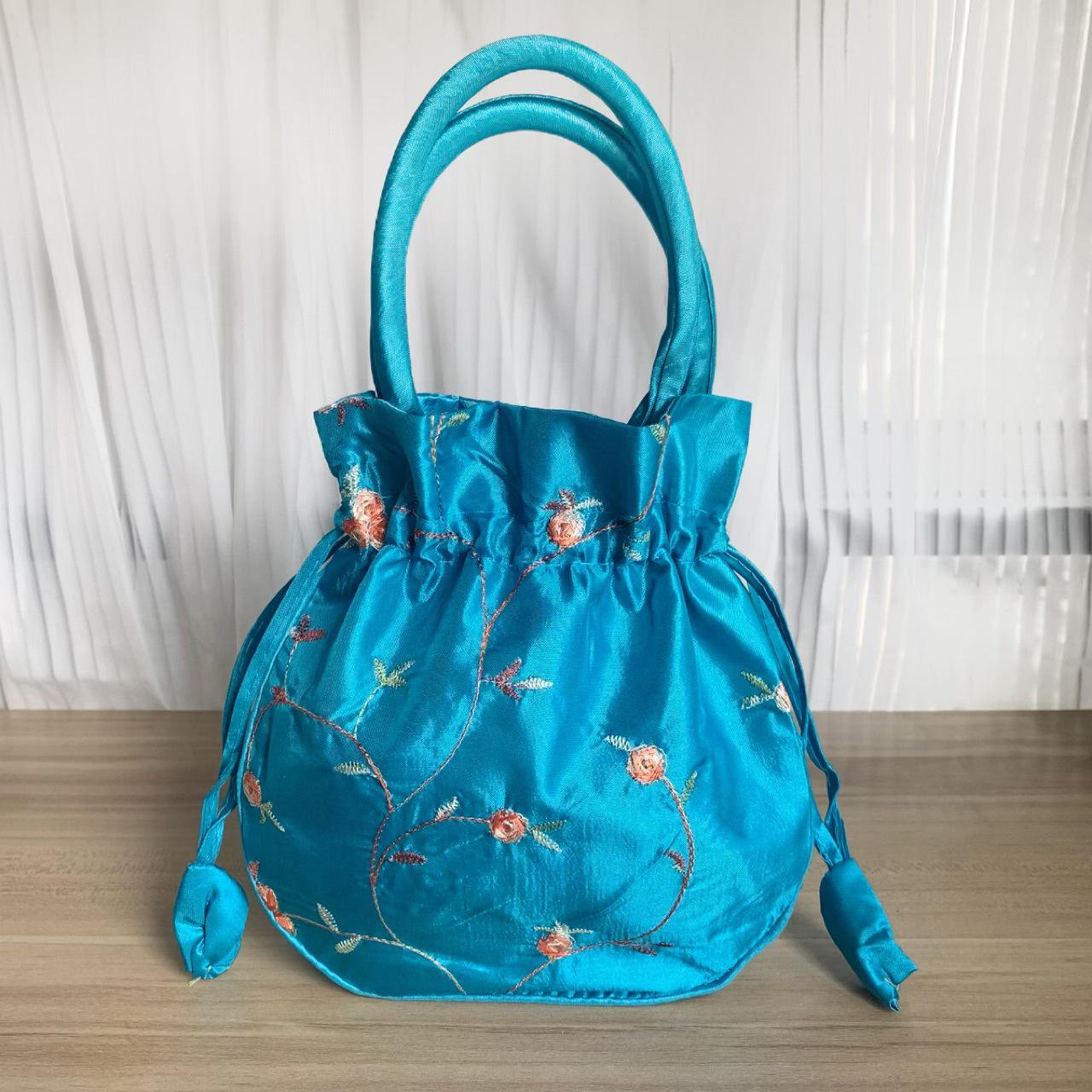 

Versatile Handbag: Groceries, Phone & Coin Purse for Women