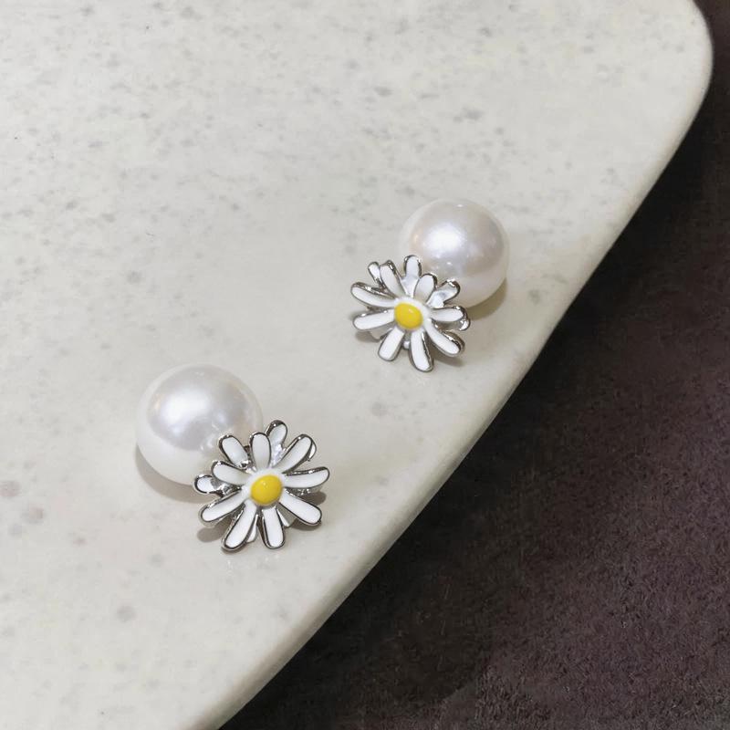 Elegant Pearl Daisy Flower Stud Earrings - Fresh, Versatile Ear Jewelry with Silver Needle for Women