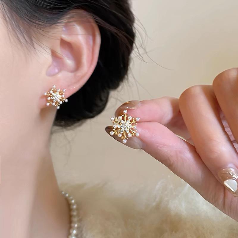 Snowflake pearl earrings temperament light luxury simple earrings small fresh stud earrings no holes advanced retro square round face
