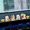 Niedliche Mini-Winkekatze als Dekorationsstück für Schreibtisch oder Auto