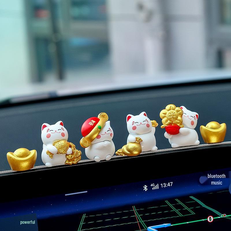 Niedliche Mini-Winkekatze als Dekorationsstück für Schreibtisch oder Auto