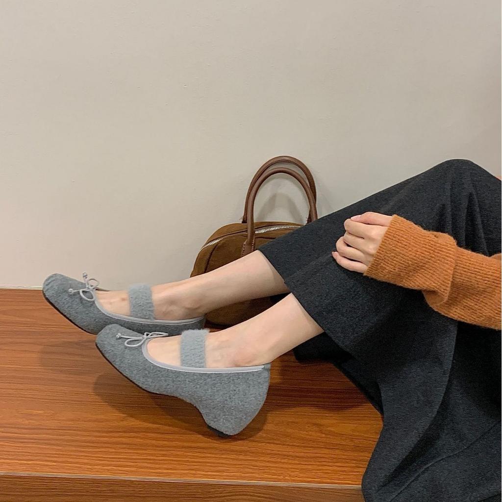 2025 Autumn and Winter New Square Head Shallow Mouth with Woolen Bow Inner Slope Heel Commuter Work Women's Single Shoes