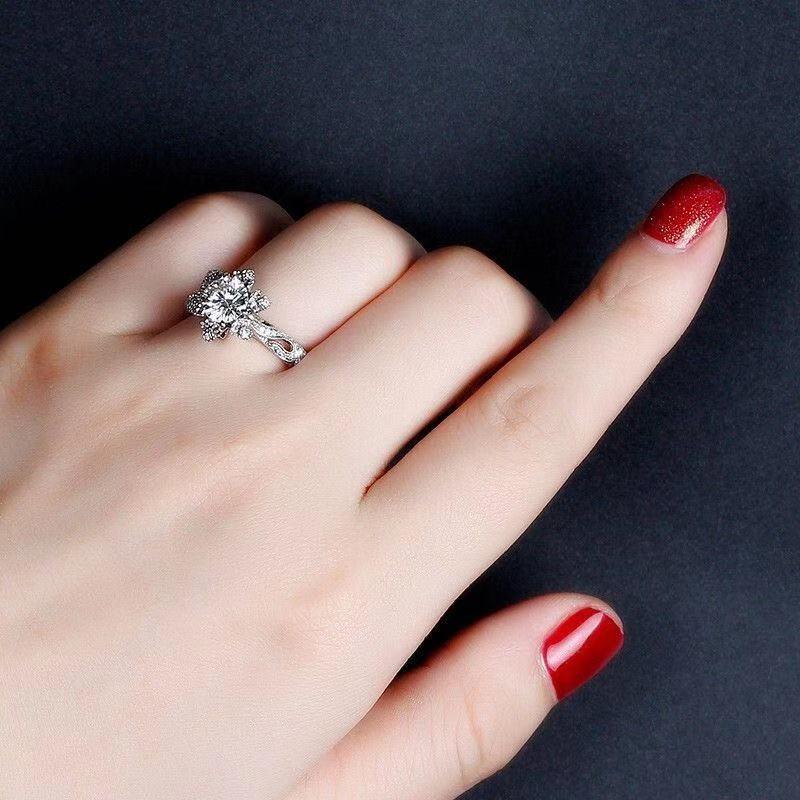 Women's Vintage-Style Platinum Ring with D Color Moissanite Diamond - Perfect for Proposals or Engagements.