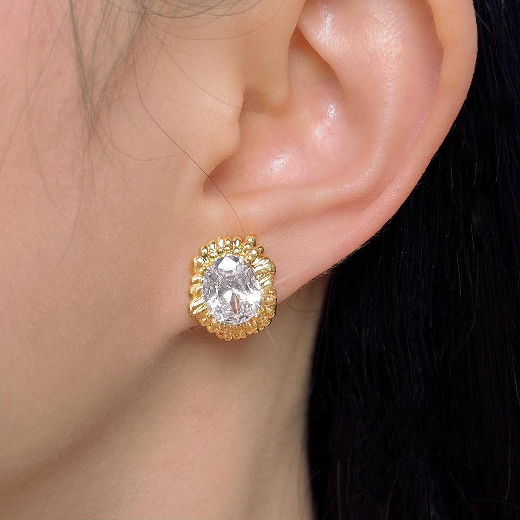 Kleine Zirkon-Ohrstecker mit Gänseblümchen-Motiv, 18 Karat vergoldet - Eleganter leichter Luxusschmuck