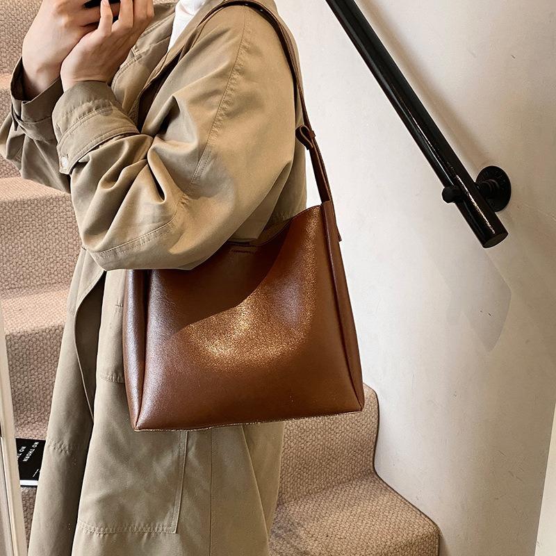 Winter tote bag women's new retro large-capacity messenger bag fashionable and simple commuter shoulder bag