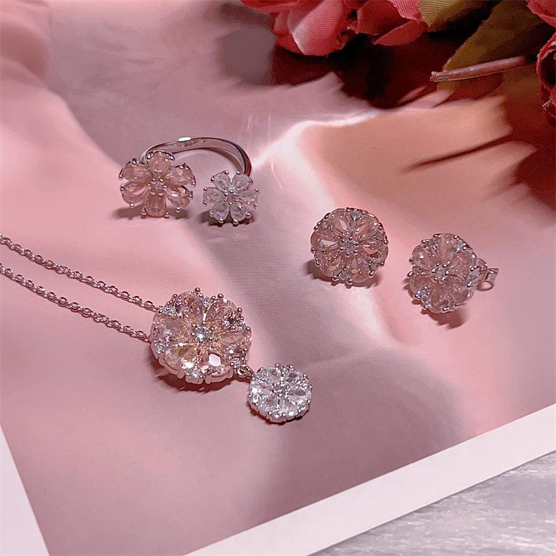 Kirschblütenrosa Zirkonia Schmuckset: Damen Luxus Ring, Ohrringe und Halskette mit Blütenblatt-Design