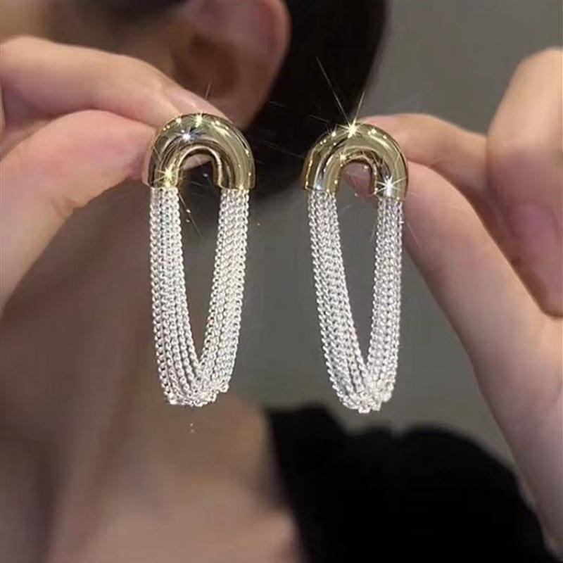 Simple high-end design niche temperament stud earrings women's light luxury fashion personalized earrings exquisite versatile sweet cool earrings
