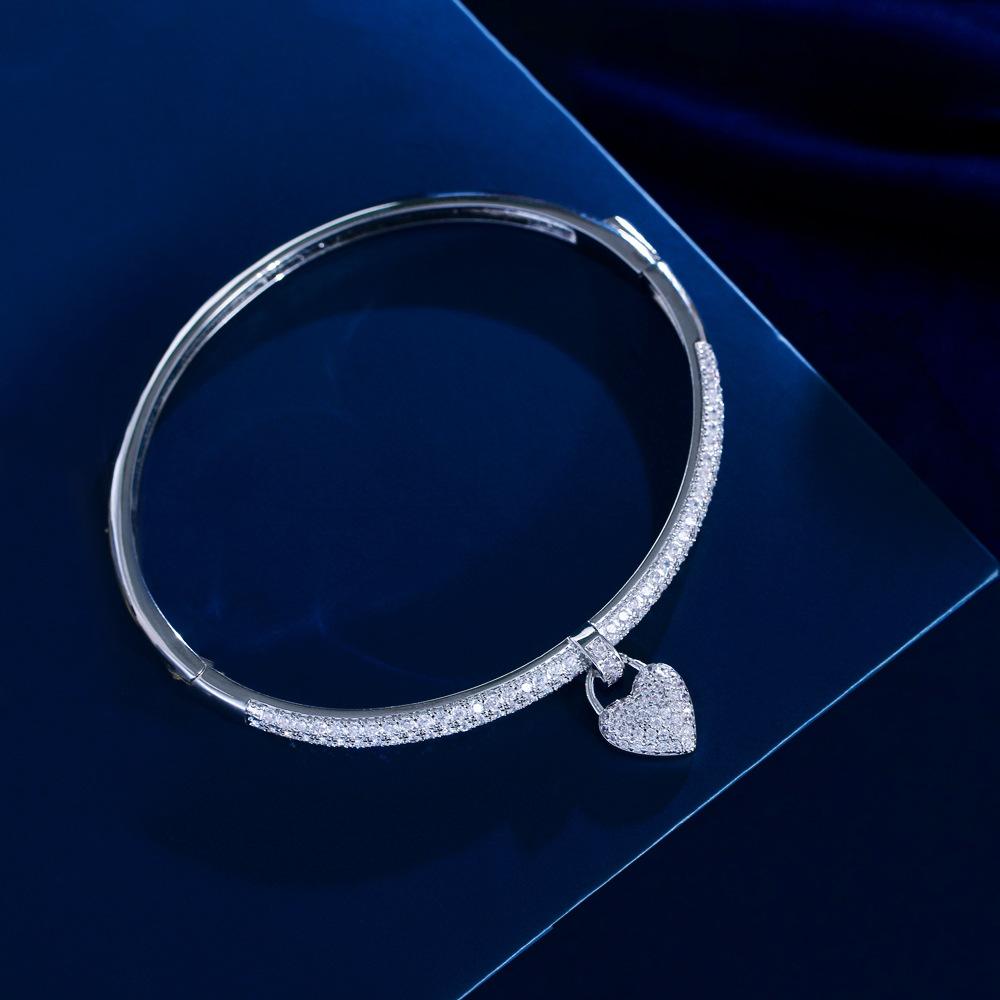 

Personalized Light Luxury Full Diamond Heart Pendant Bracelet Slightly Inlaid Zircon Live Love Bracelet Hand Jewelry