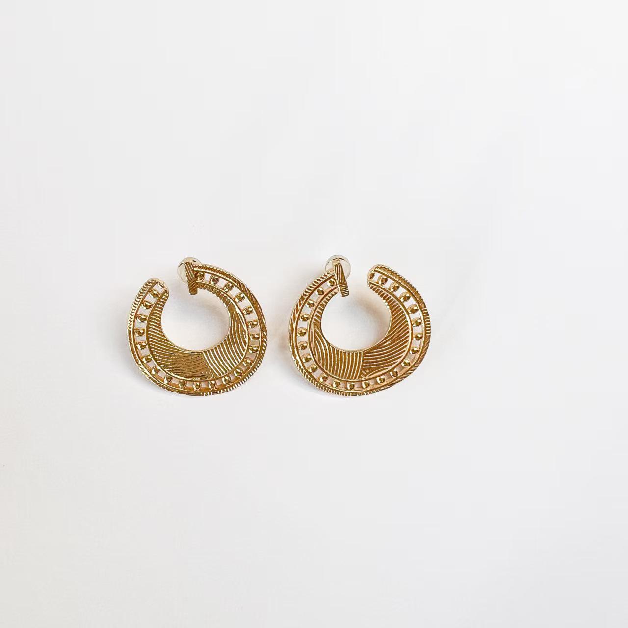 Three-Dimensional Knitted Hollow Texture Earrings: Exotic, Simple, and Exquisite Niche Design