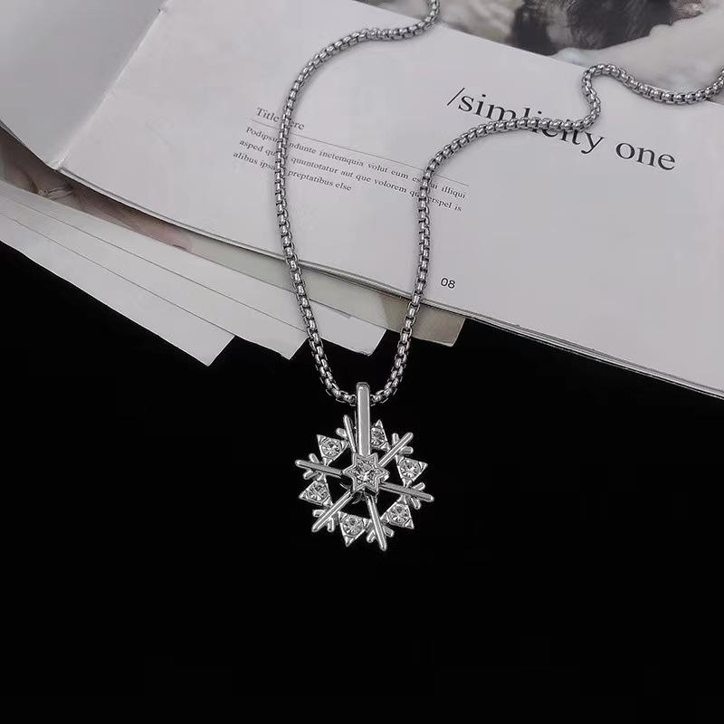 RUI RUI YU New Fashion Crystal Snowflakes Necklaces for Women Simple Stylish Girls Accessories Daily Wear Party Statement Jewelry Gifts