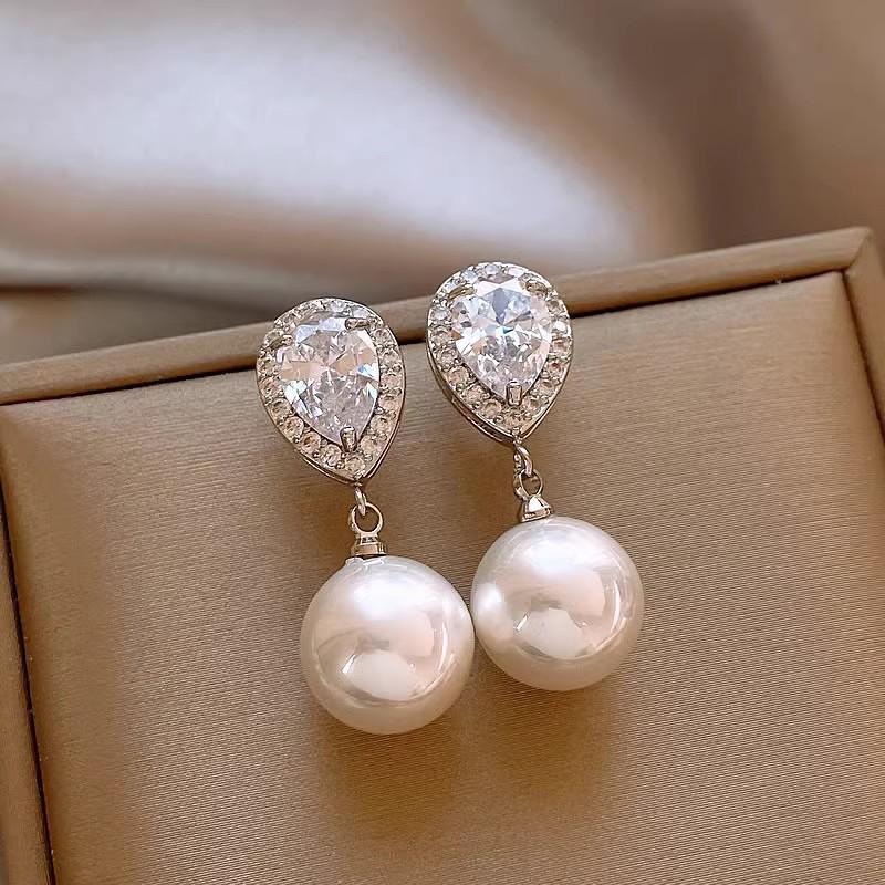 French Romantic Pearl Stud Earrings for Women – New Sparkling Diamond Design, Light Luxury High-End Retro Style.