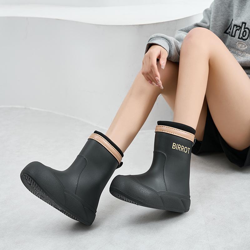 Medium tube rain shoes women wear fashion water shoes soft sole non-slip rubber shoes waterproof camping rain boots