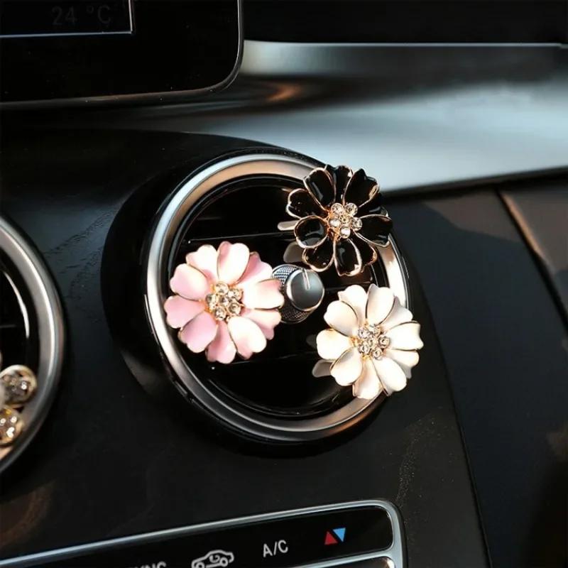 2pcs Exquisite Diamond Small Daisy Perfume Car Air Conditioning Vent Clip Aromatherapy Balm Car Decoration Supplies
