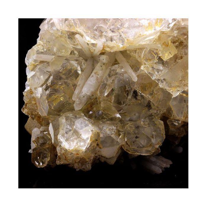 Pierres et Minéraux. Fluorite + Quartz. 3228.0 ct. Nikolaevskiy Mine, Dal'negorsk, Russie.