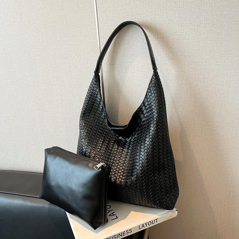 Retro portable bucket bag women's autumn and winter new large-capacity woven shoulder bag commuter tote bag