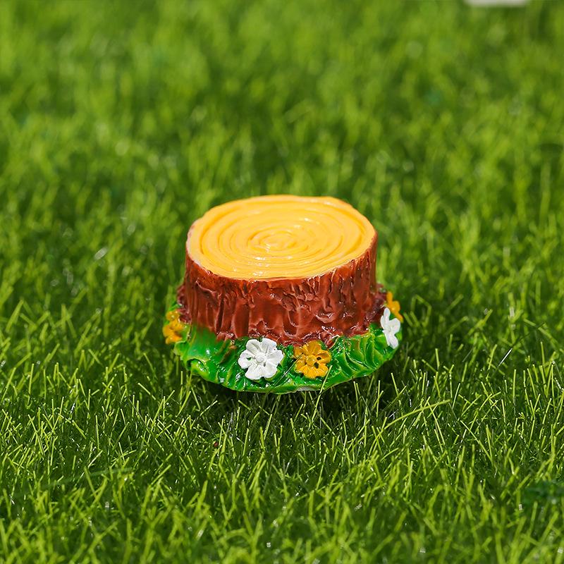Micro Landscape Decoration: Rooster & Hen Resin Ornaments with Fence and Stump