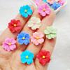 50 Stück Niedliche Mini Bunte Blumen Nail Art Harz Designer Anhänger DIY Bastelartikel für Nägel 3D Dekorationen Schmuck