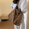 Niche leopard print canvas tote bag women's bag casual large capacity fashion handbag Korean version foreign style shoulder messenger bag