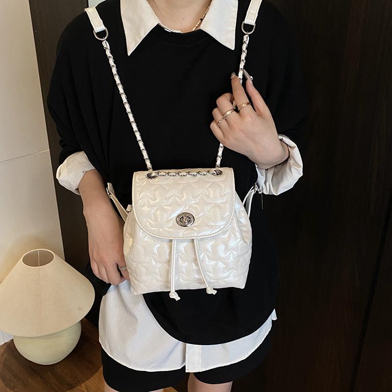 

Новый маленький рюкзак Модный рюкзак с цепочкой белый