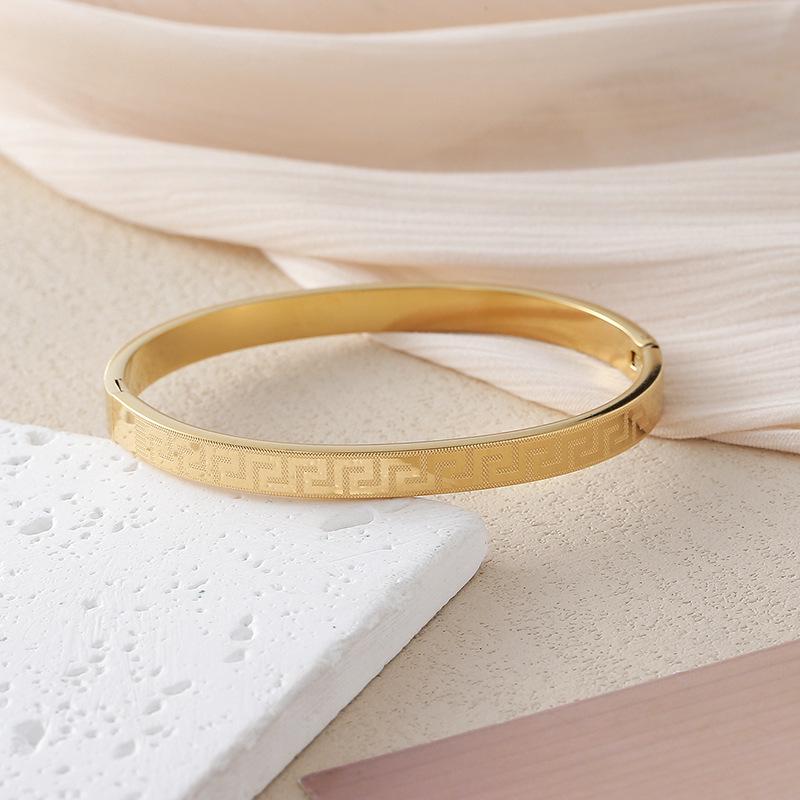 Retro Pattern Stainless Steel Frosted Bracelet with Colorfast Titanium Buckle золотой