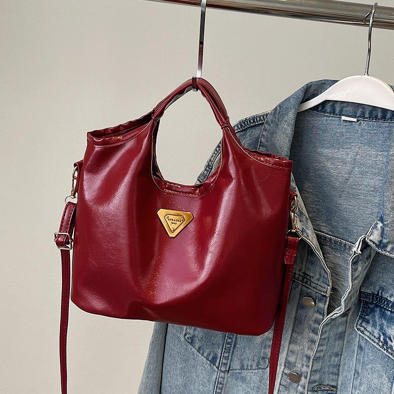 Retro Style Handbag for Women In Winter New High End and Versatile Niche Design One Shoulder Crossbody Bag