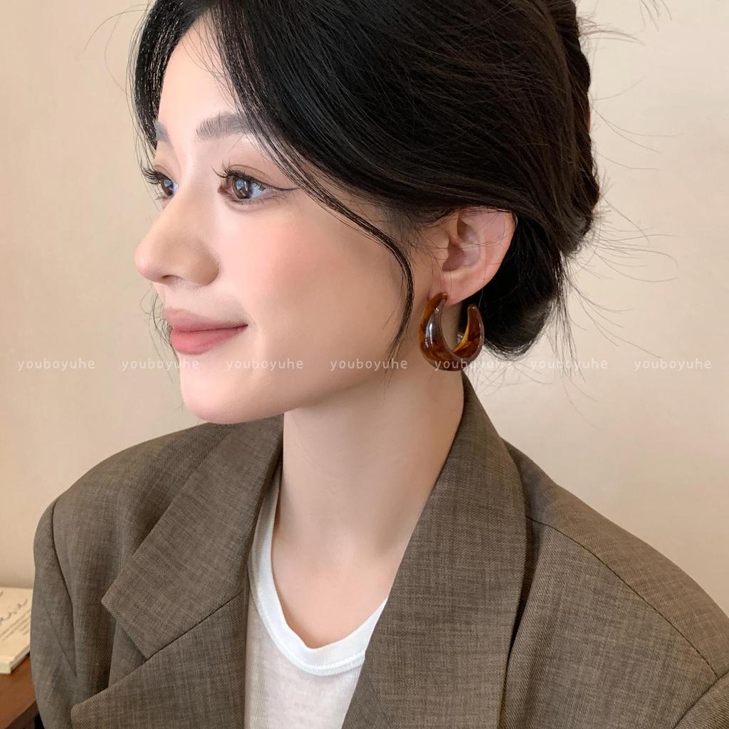 Maillard Retro Amber C-Shaped Earrings: Unique, Niche Design for Women, Perfect for Autumn.