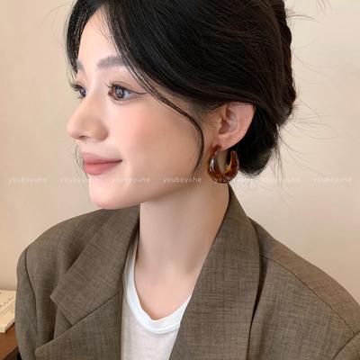 Maillard Retro Amber C-Shaped Earrings: Unique, Niche Design for Women, Perfect for Autumn.