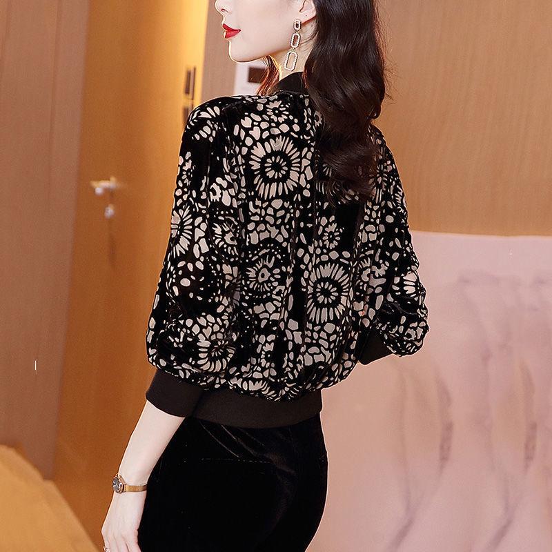Golden Velvet Women's Slim Fit Baseball Jacket – Korean Style Autumn/Winter Fashion.