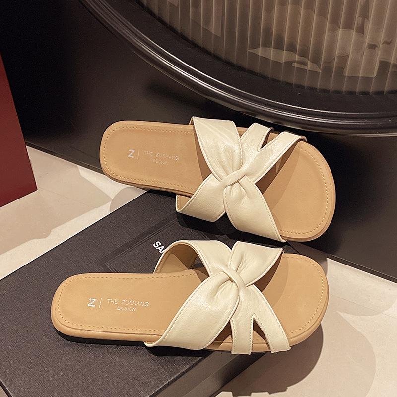 

Высококлассные модные шлепанцы женская верхняя одежда 2025 лето новые нескользящие плоская подошва перекрестные пляжные сандалии 40