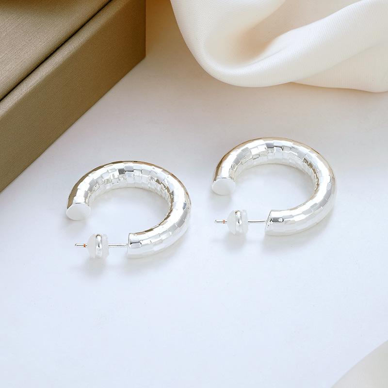 Elegant C-Shaped Earrings: Fashionable Geometric Hoops In Gold or Silver. Perfect for Commuting, Offering a Versatile, Lightweight Luxury Style.