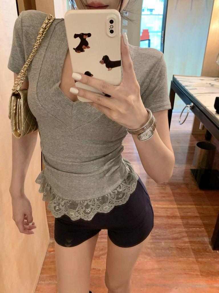 Damen Trendiges V-Ausschnitt T-Shirt: Schulterpolster, Spitzenbesatz, Kurze Ärmel, Figurbetonte Taille, Kurze Länge, Spicy Girl Style