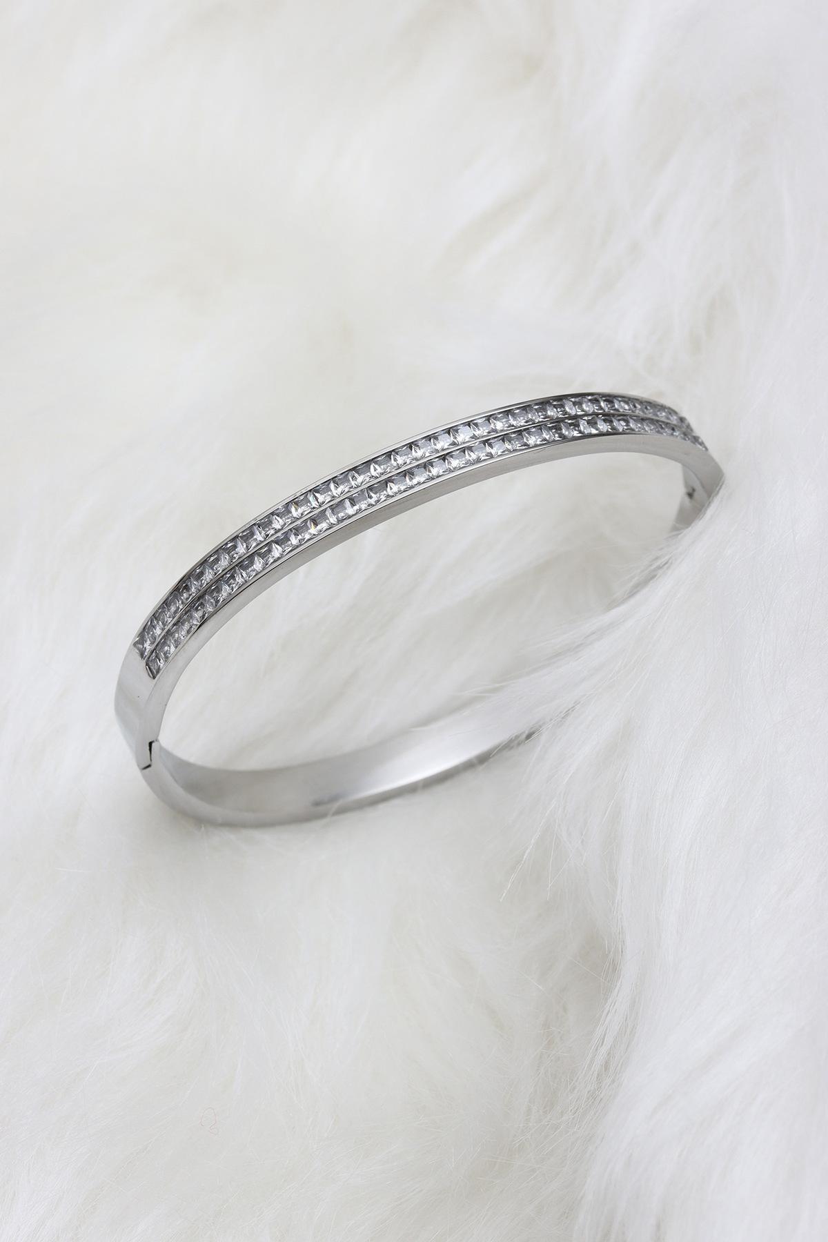 

Серебряный браслет-манжета с белым камнем