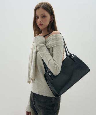 Leathery Wavy Shoulder Bag [Black]