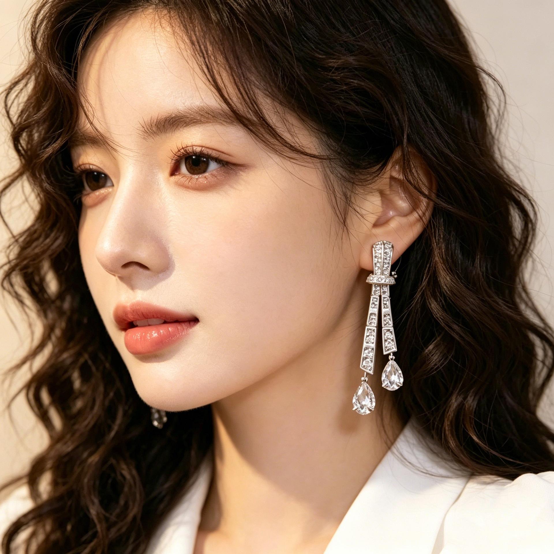 Premium Sense Slightly Inlaid with Zirconium Knot Water Drop Earrings for Women s Exquisite Personality Versatile Super Flash Earrings белый