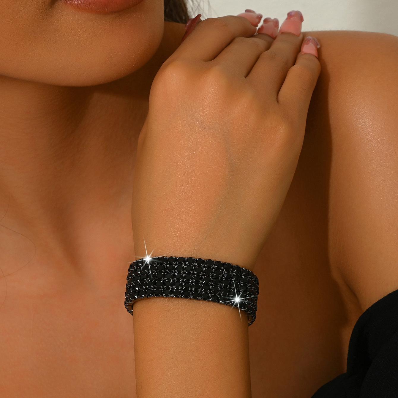 Elastisches Stretch-Armband Breite Bandverstellung Verstellbare Passform Mehrreihiges Kristall-Akzent-Design Bequemes Tragen Strapazierfähiges Material Geeignet für den täglichen Gebrauch One Size schwarz