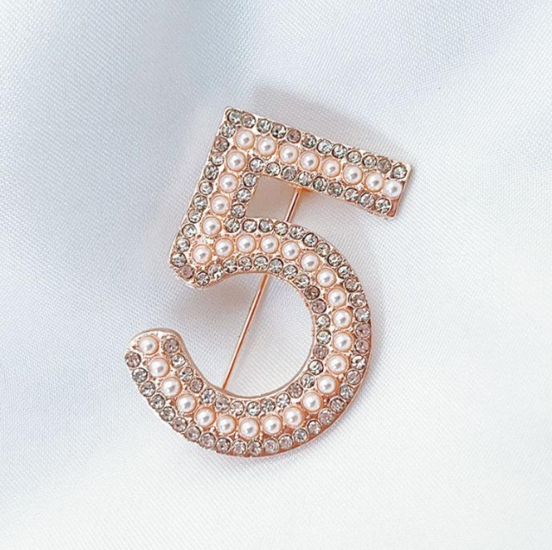 Spille Brooch Numero 5 Strass Classico Perla di Cristallo Brooch Geometrici alla Moda Gioielli per Donna Unisex Spille da Revers