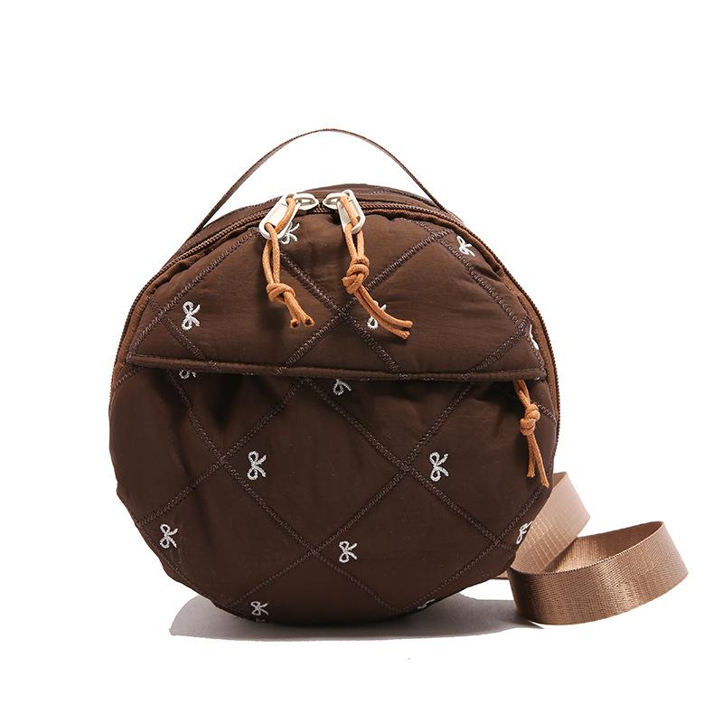 

Premium sense bag women s bag 2025 spring new versatile diamond shoulder bag fashion portable messenger bag small round bag темно-коричневого