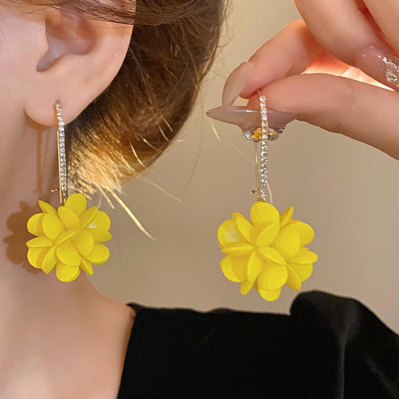 White Resin Flower Hoop New Earrings For Women Fashion Temperament Ear Hook Artistic Temperament Light Luxury Fairycore Jewelry