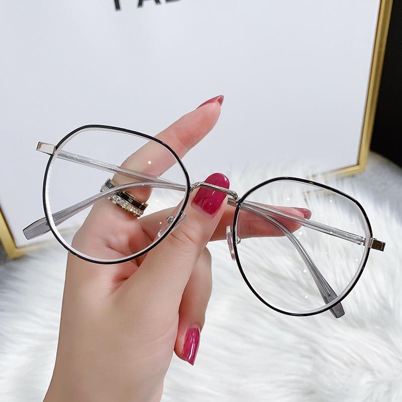 

A Pair Of Frameless Transparent Lenses For Women